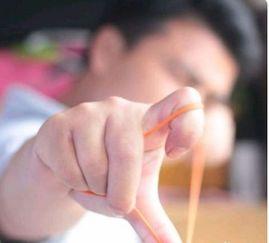 无架弹弓的正确拿法视频,轻松上手，精准射击