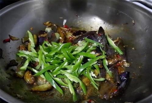 酱爆茄子的做法视频,茄子鲜嫩——酱爆茄子家常做法大揭秘