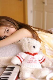 美女尿裤子的视频,美女不慎尿裤子，视频记录真实一幕