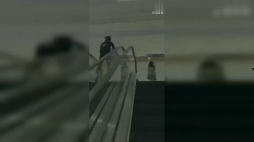 电梯摸手视频,揭秘神秘视频背后的真相与争议