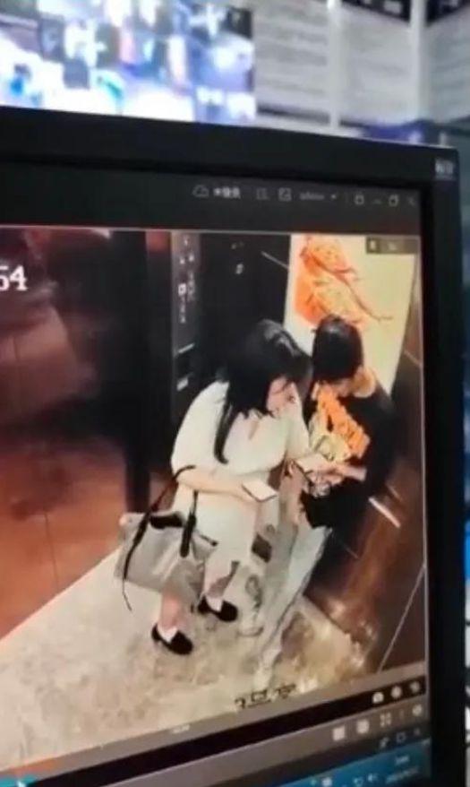 电梯摸手视频,揭秘神秘视频背后的真相与争议