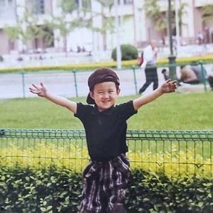 黑仔扒门缝吃瓜视频,揭秘吃瓜群众的秘密生活