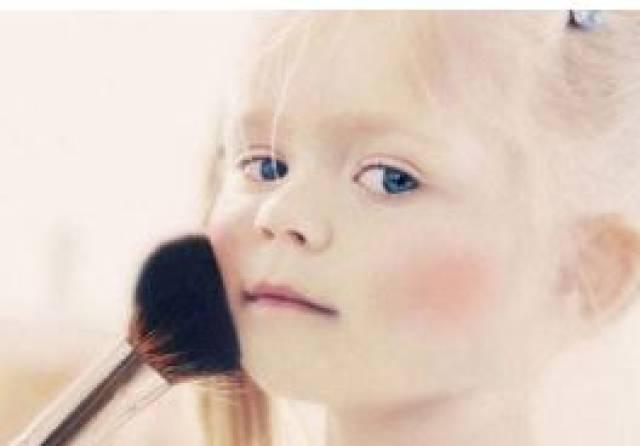 孩子演出化妆视频,孩子演出化妆瞬间，解锁舞台魅力瞬间